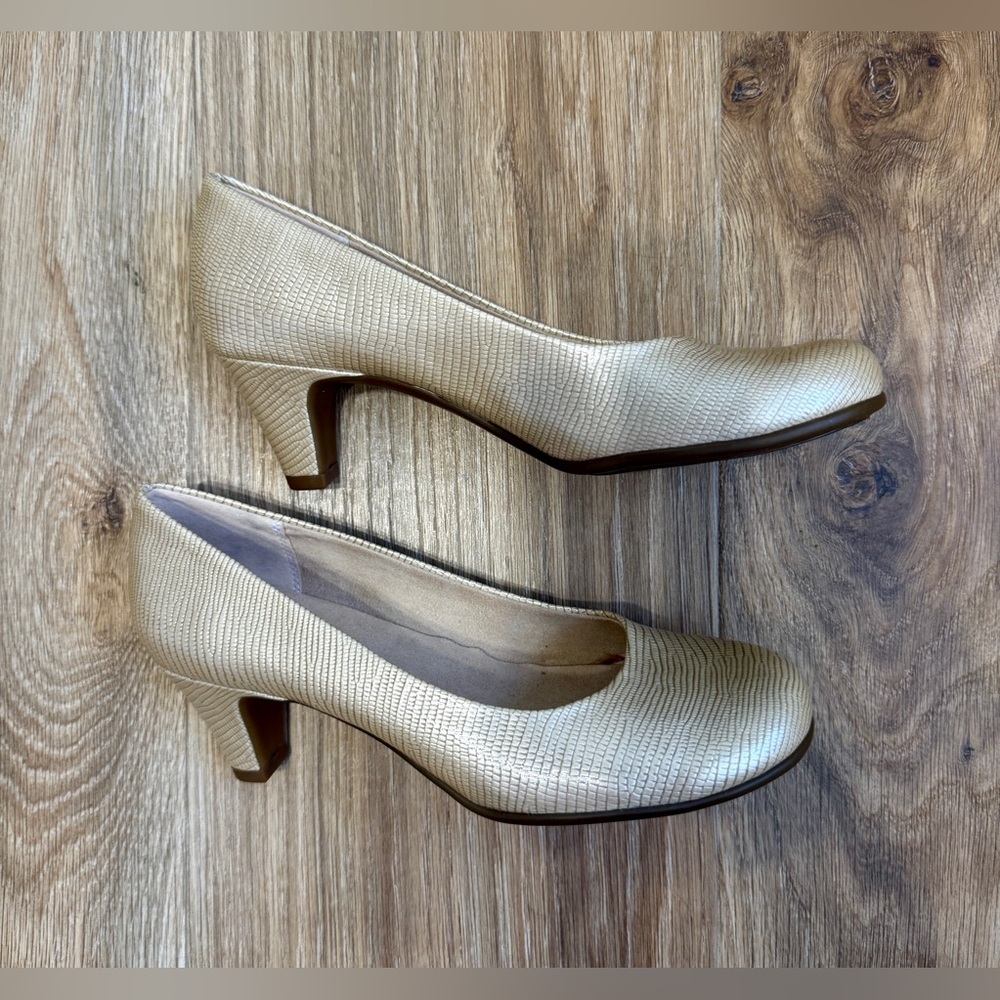 Aerosoles Nice Play Gold Textured Pumps Size 6.5M NWOB - Picture 6 of 6